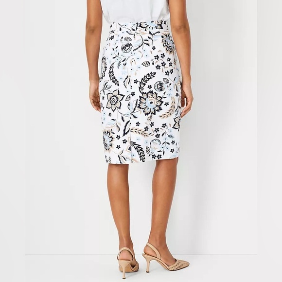 Ann Taylor Women’s White Black Blue Textured Cotton Floral Pencil Skirt Size 12 - Picture 2 of 10